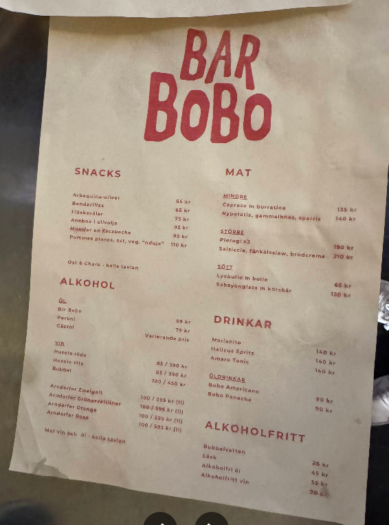 Bar Bobos meny med röda bokstäver på krämfärgat papper